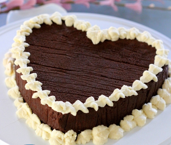 Tort De Ciocolată In Formă De Inimă Cu Cremă De Lapte Si Fructe