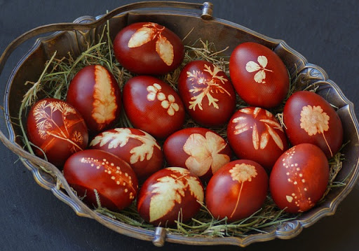 Ouă de Paște vopsite natural cu sfeclă și coji de ceapă roșie • Gustoase.net