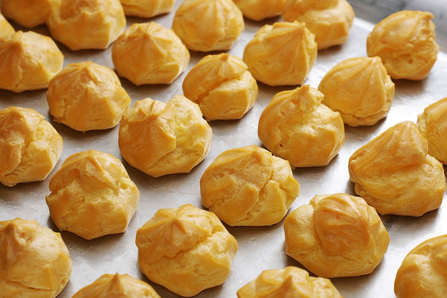 Mini choux a la creme cu vanilie si frisca • Gustoase.net