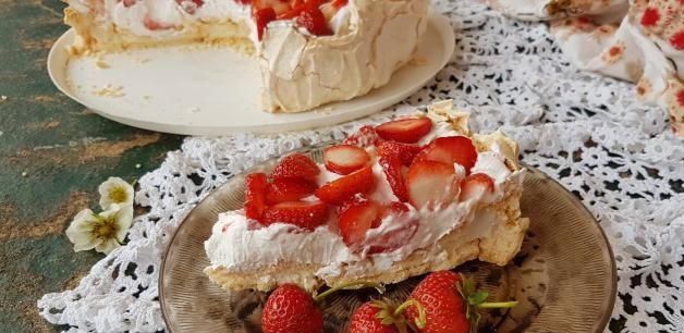 Preparare Tort Pavlova Cu Mascarpone Si Capsuni